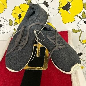 Women UNDER ARMOUR shoes new size 5